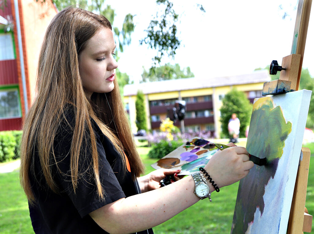 VIENA no plenēra dalībniecēm gulbeniete Kate Saukuma.
Autors: Foto: Gatis Bogdanovs