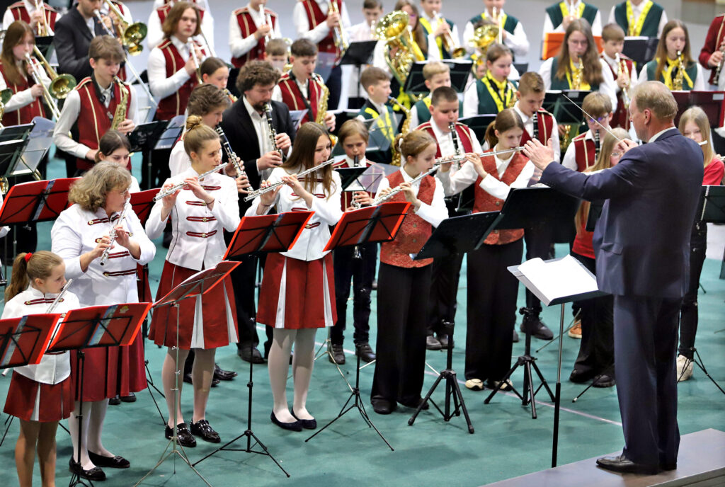 PAGĀJUŠĀS nedēļas nogalē Gulbenes sporta centrs piederēja pūtējiem, jo ieradās vairāk nekā pustūkstotis dalībnieku, lai piedalītos Vidzemes un Latgales pūtēju orķestru koncertā Gulbenē.
Autors: Foto: Gatis Bogdanovs