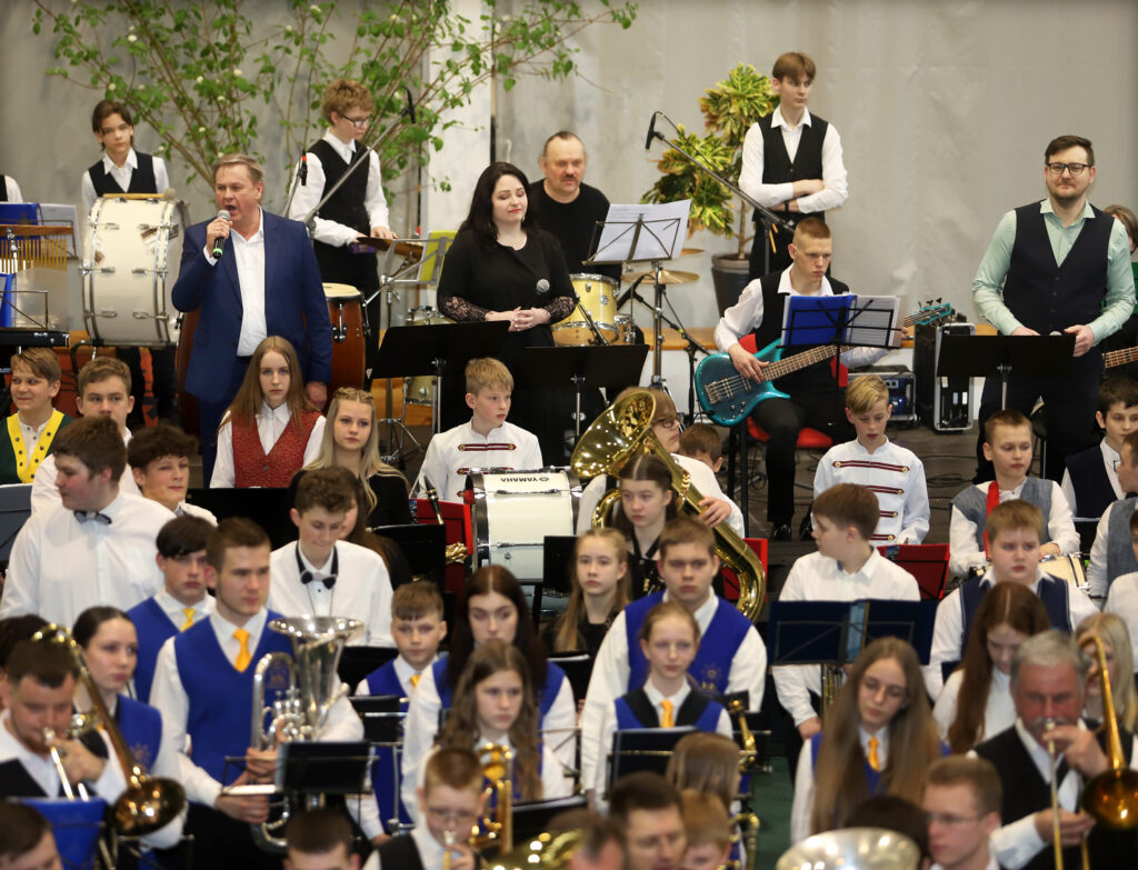 PŪTĒJU orķestru pavadībā skaņdarba “Atmostas Baltija” solo izpildīja Sabīne Krilova-Šmite, Normunds Mazūrs un Krišjānis Upāns.
Autors: Foto: Gatis Bogdanovs