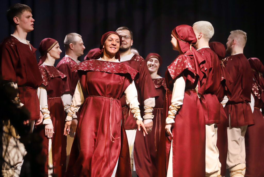 “EGAS” DEJOTĀJI. Priekšplānā Ludmila Kramiņa ar vīru Mareku Kramiņu. Abi “Egā” dejo kopš kolektīva pirmsākumiem – 15 gadus.
Autors: Foto: Gatis Bogdanovs