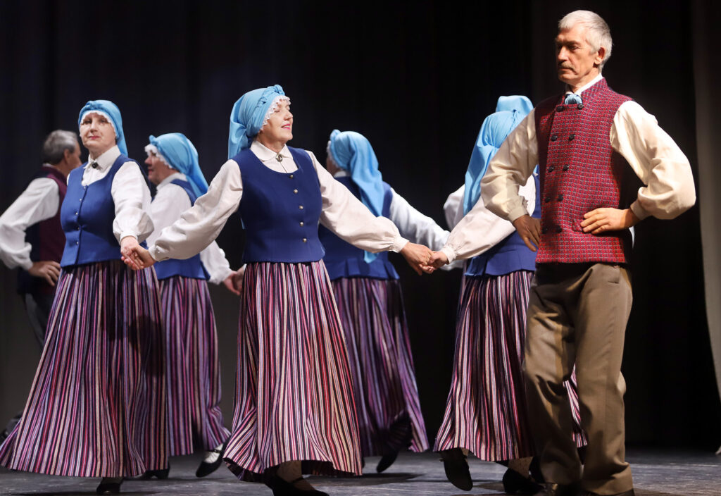 ARĪ LIZUMA deju kolektīva “Ozoli” dejotāji sniedza savu priekšnesumu.
Autors: Foto: Gatis Bogdanovs