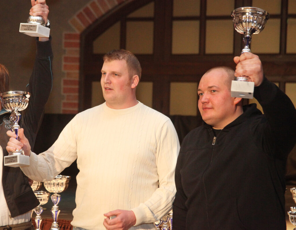 IGORS SIDOROVS UN EDGARS PIĻKA kopā startējuši ne vienu vien sezonu. 2012. gadā -
otrā vieta “4WD Open” klasē.
Autors: Foto: no "Dzirksteles" arhīva