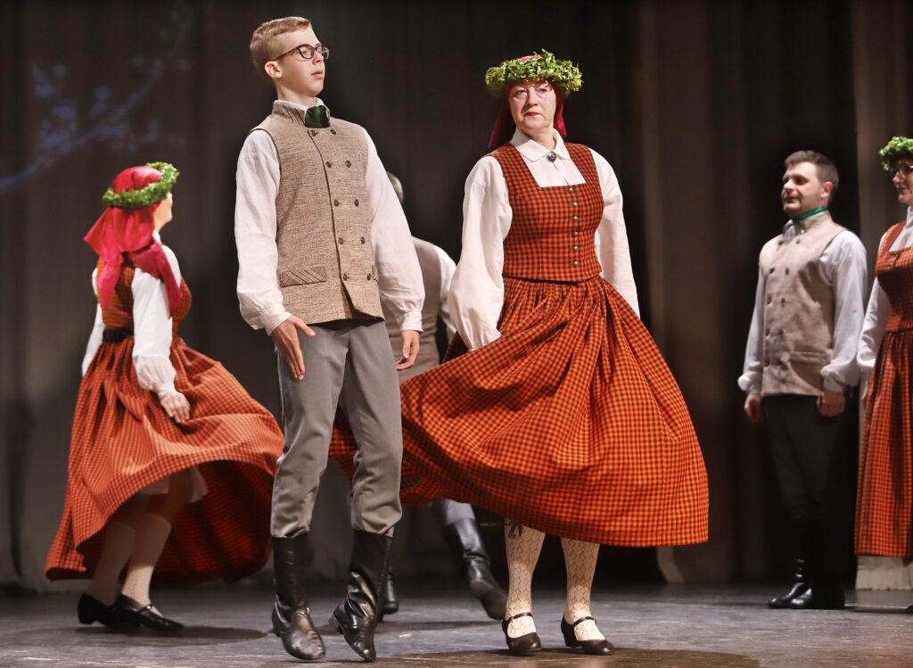 DEJU kolektīva “Dārda” deja “Četru pāru šēns”.
Autors: Foto: Gatis Bogdanovs