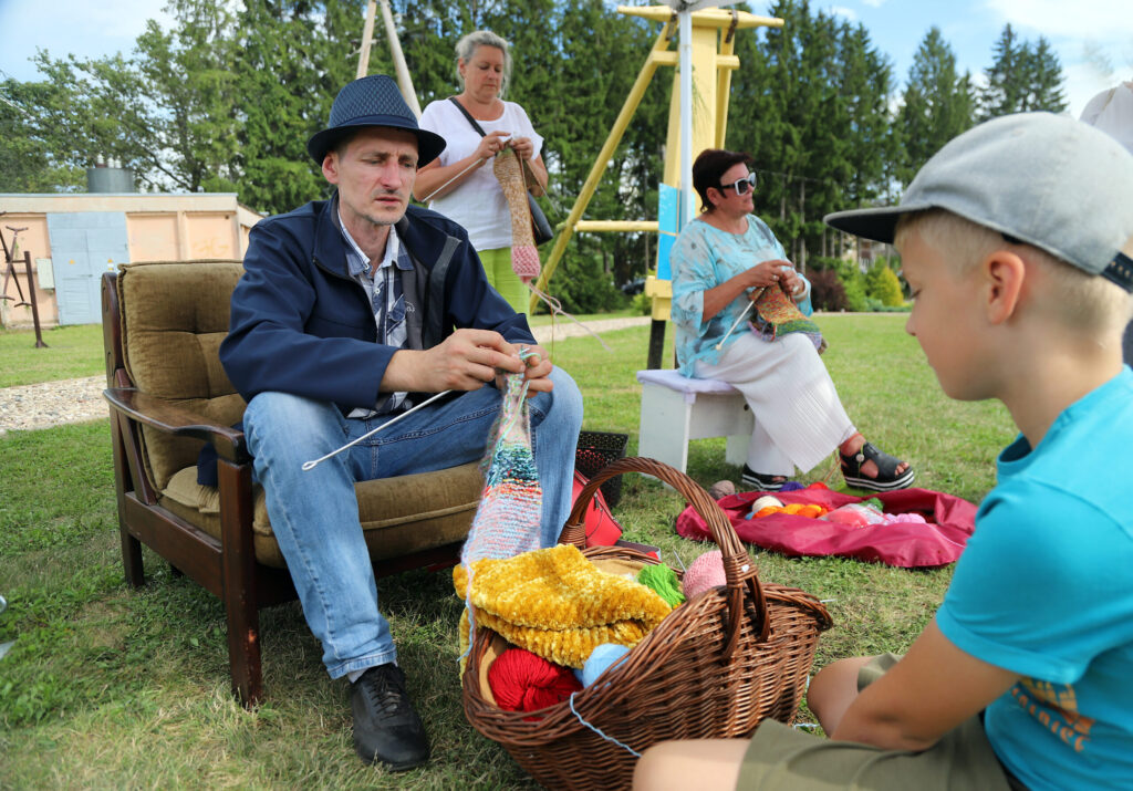 PASĀKUMĀ visu laiku kāds adīja šalli, arī Gundars Brūniņš (no kreisās), tā atstājot savu pienesumu kopējā darbā. Rezultāts – aptuveni 6 m gara krāsaina šalle.
Autors: Foto: Gatis Bogdanovs