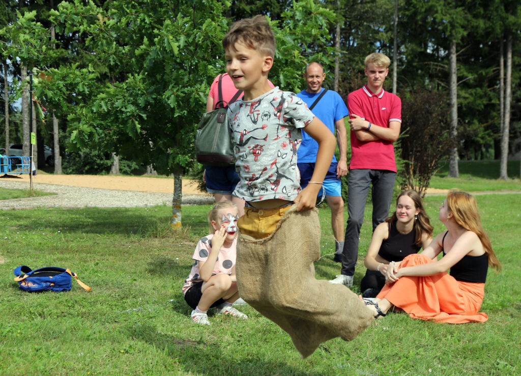 AKTĪVĀ aktivitātē – lēcienā maisā – piedalās Naidžels.
Autors: Foto: Gatis Bogdanovs