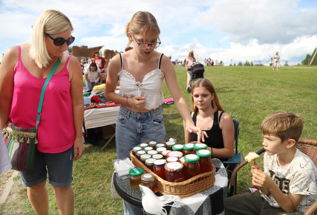 DVĪŅUMĀSAS Emīlija un Stefānija, kuras vasarā ciemojas pie vecmammas Jaungulbenē, pašas lasīja čiekurus, pienenes, piparmētras un gatavoja sīrupus. “Pērk, bet ne daudz. Vasarā dzīvojamies laukos Jaungulbenē, un vecmamma mums palīdzēja gatavot sīrupus,” stāsta meitenes.
Autors: Foto: Gatis Bogdanovs
