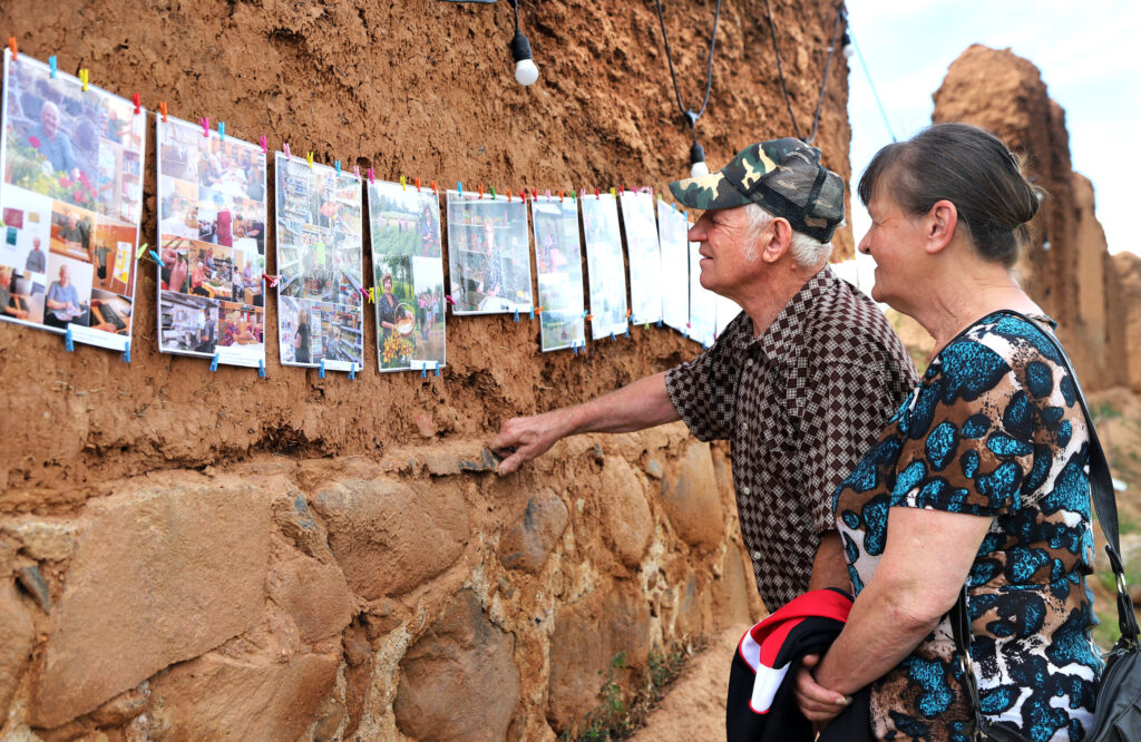 PASĀKUMA apmeklētāji ar interese aplūkoja fotoizstādi par jaungulbeniešiem.
Autors: Foto: Gatis Bogdanovs