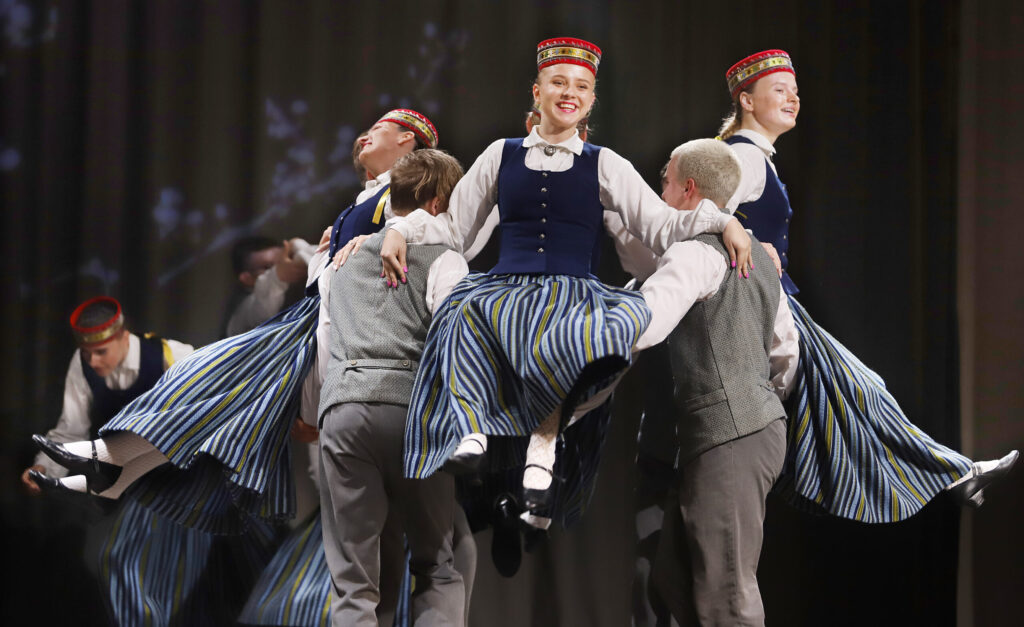 “ZEIJAS” puiši izšūpoja savas deju partneres arī bez šūpolēm.
Autors: Foto: Gatis Bogdanovs