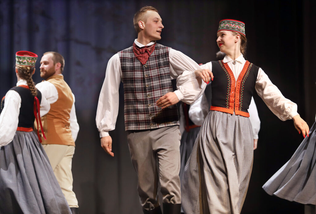 LIZUMA jaunieši no deju kolektīva “Veiksme” skatītājiem rādīja izkoptu dejas soli.
Autors: Foto: Gatis Bogdanovs