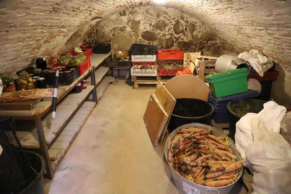 Vēsturisks pagrabs, kuram ir vairāk nekā 100 gadu. Te tiek glabāti darbinieku izaudzētie dārzeņi un gatavotie konservējumi, kas paredzēti klientu ēdienkartes papildināšanai.
Autors: Foto: Gatis Bogdanovs