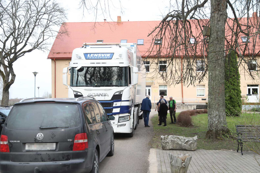 Palīdzības krava par baltu velti. Tāds bija Norvēģijas humānās palīdzības organizācijas “Baltijas draugi” sarūpētais sūtījums sociālās aprūpes centram “Siltais”. Vedumā bija speciālās mēbeles, palīgierīces, higiēnas preces un pārtika.
Autors: Foto: Gatis Bogdanovs