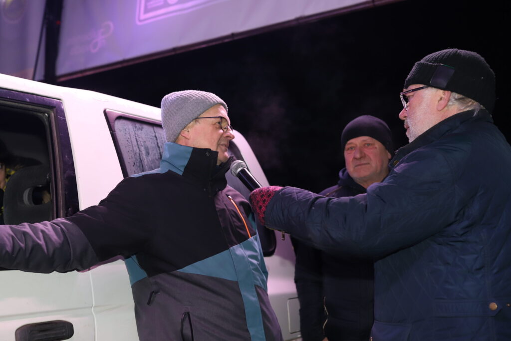 STARP GODINĀTAJIEM rallija vecmeistariem arī seno laiku smago automašīnu braucēji (no kreisās) Uģis Jansons un Aigars Traidāss.
Autors: Foto: Gatis Bogdanovs