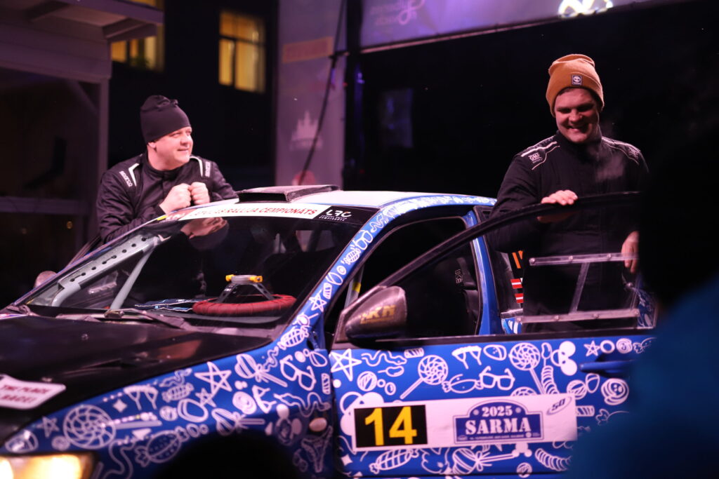 MĀRTIŅŠ ĶIKUSTS/RAITIS ĶIKUSTS sagādāja daudz patīkamu un nervus kutinošu mirkļu daudziem skatītājiem. Kardāna defekts pašā pēdējā ātrumposmā liedza viņiem kāpt uz kāda no goda pjedestāla pakāpieniem kopvērtējumā.
Autors: Foto: Gatis Bogdanovs