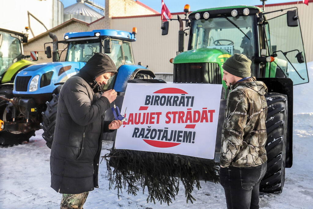 "Gada korķis". Lauksaimnieki, protestējot pret viņiem nepieņemamiem valdības lēmumiem, februārī Gulbenē izveidoja sastrēgumu vairāk nekā puskilometra garumā.
Autors: Foto: no "Dzirksteles" arhīva