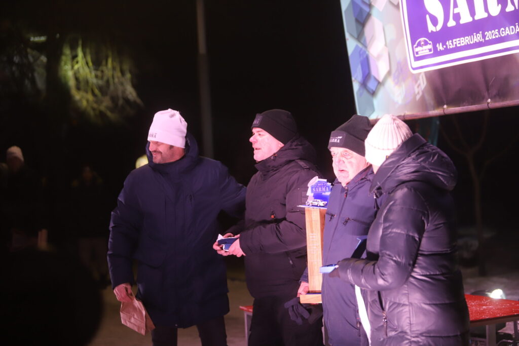 REKLĀMAS darbnīcas “Kopa” vadītājs Juris Volodins (no kreisās) Jānim un Vilhelmam Sniedzāniem pasniedza piemiņas balvu par ilggadēju sadarbību.
Autors: Foto: Gatis Bogdanovs