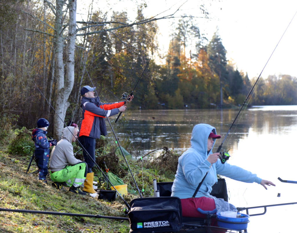 26 SACENSĪBU DALĪBNIEKI bija izstiepušies gandrīz puskilometra garumā gar Tirzas HES labo krastu.
Autors: Foto: Gatis Bogdanovs