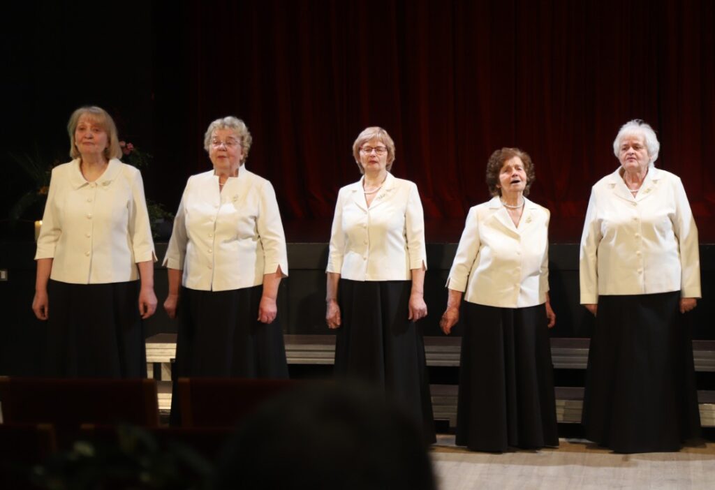 STRADU pagasta senioru sieviešu vokālais ansamblis “Baltābele”.