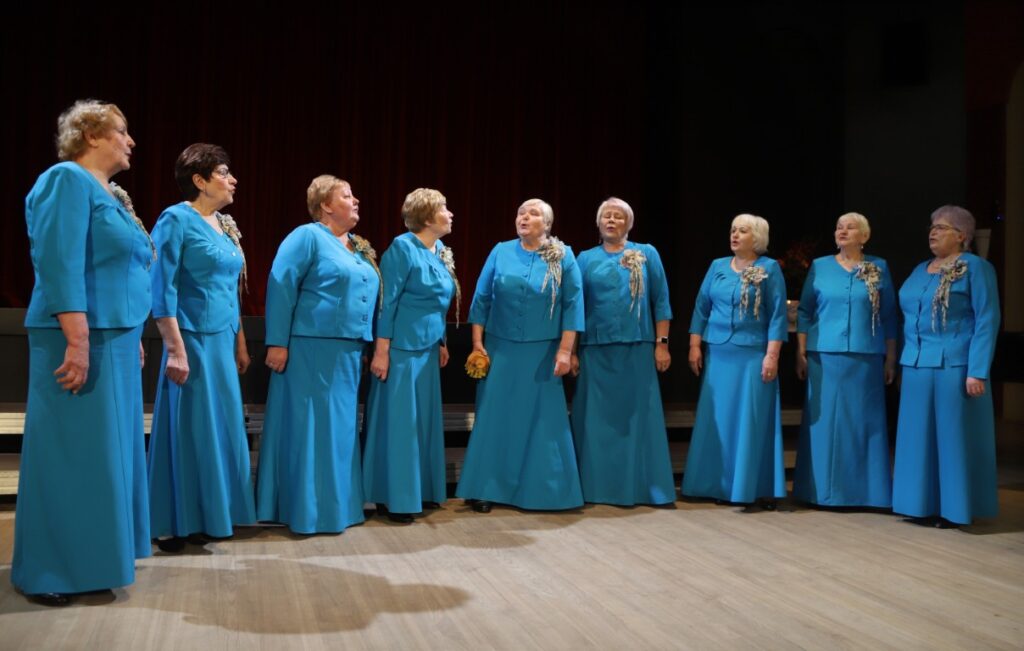 Gulbenes senioru sieviešu vokālais ansamblis “Dzīvotprieks”.