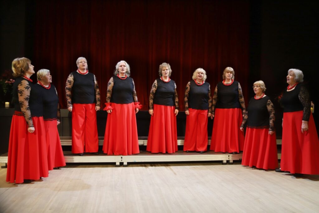 JAUNGULBENES tautas nama senioru sieviešu vokālais ansamblis “Kamenes”.