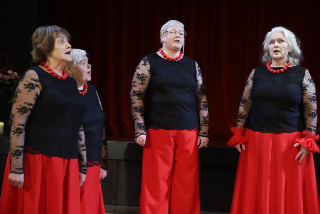 JAUNGULBENES tautas nama senioru sieviešu vokālais ansamblis “Kamenes”.