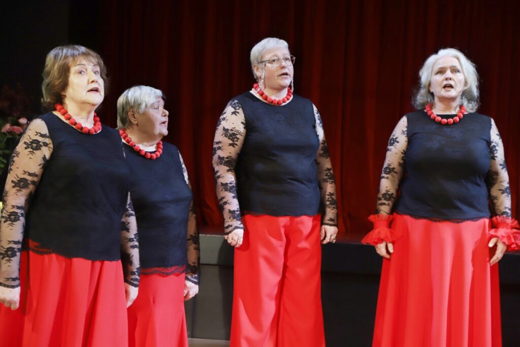 JAUNGULBENES tautas nama senioru sieviešu vokālais ansamblis “Kamenes”.