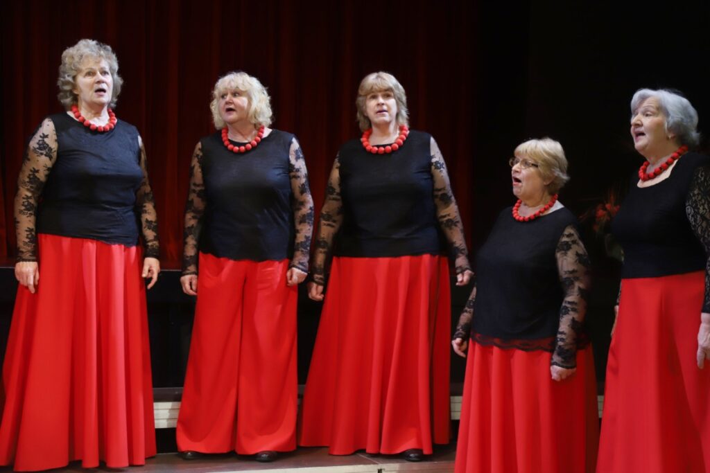 JAUNGULBENES tautas nama senioru sieviešu vokālais ansamblis “Kamenes”.