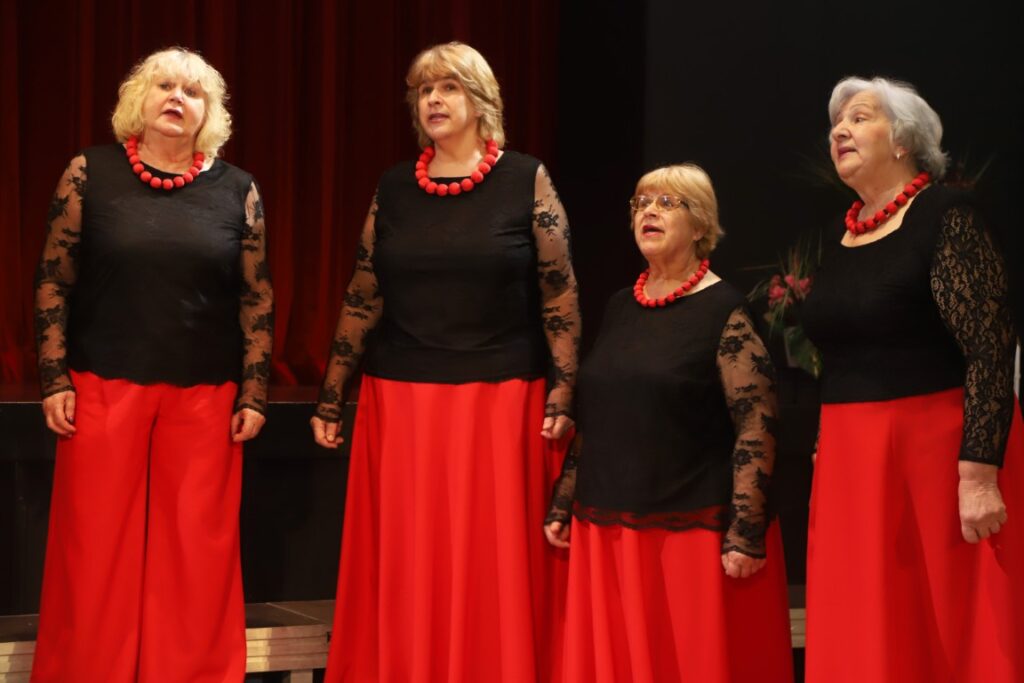 JAUNGULBENES tautas nama senioru sieviešu vokālais ansamblis “Kamenes”.