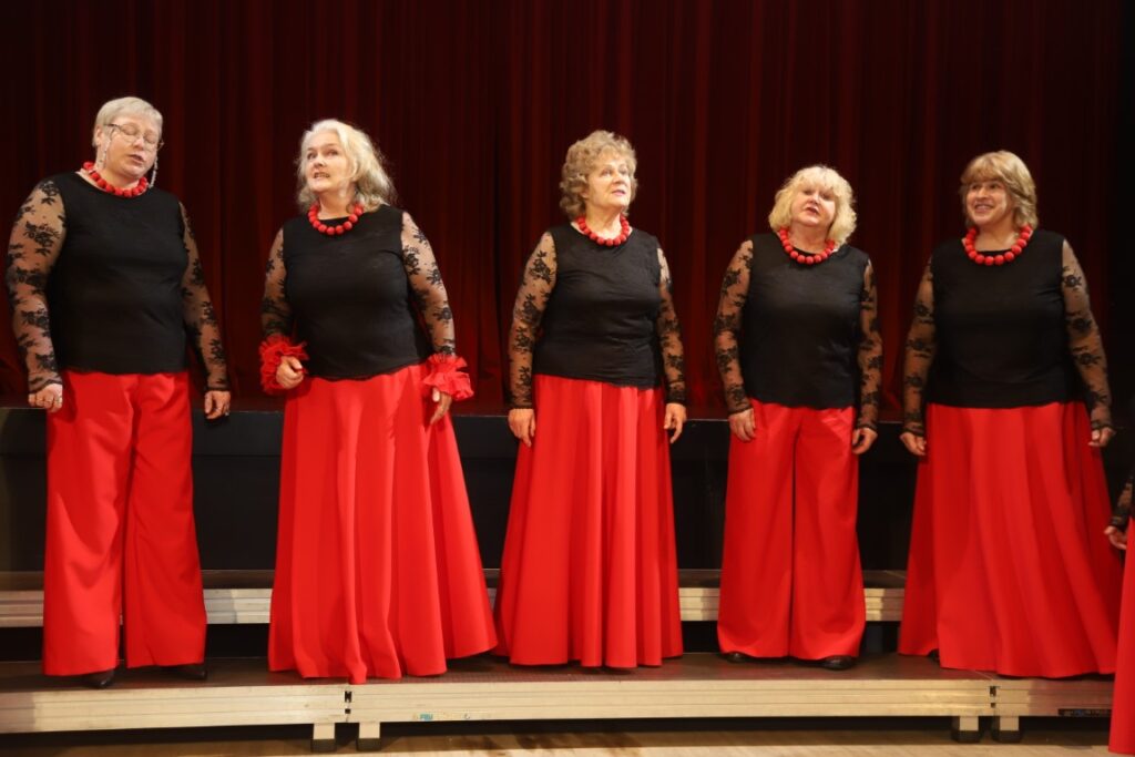 JAUNGULBENES tautas nama senioru sieviešu vokālais ansamblis “Kamenes”.