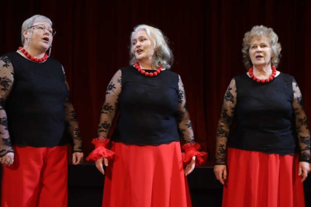 JAUNGULBENES tautas nama senioru sieviešu vokālais ansamblis “Kamenes”.