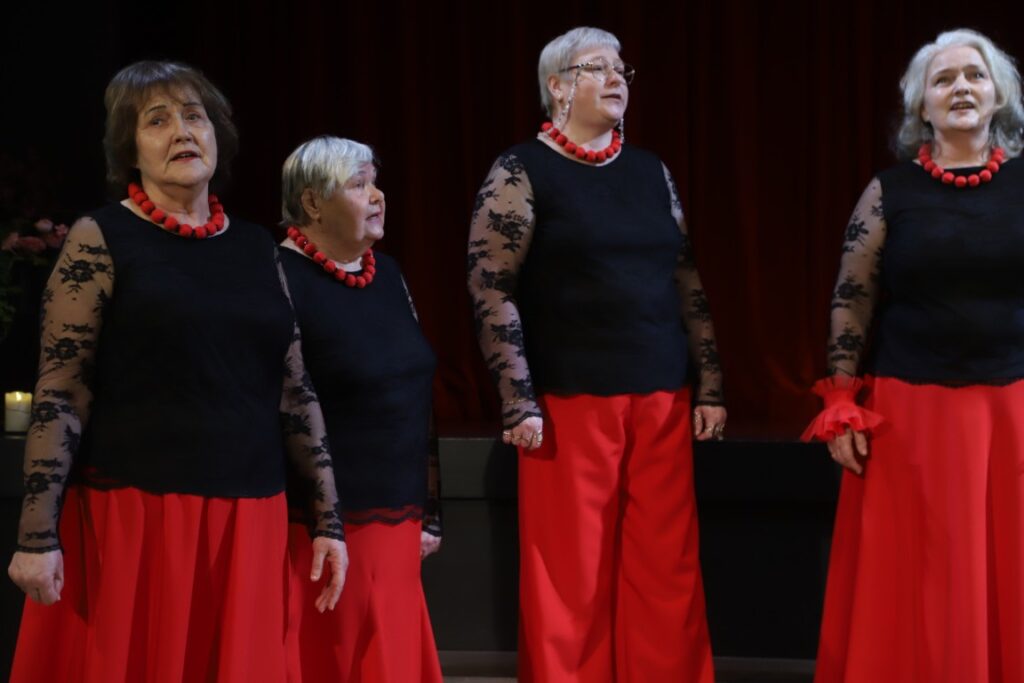 JAUNGULBENES tautas nama senioru sieviešu vokālais ansamblis “Kamenes”.