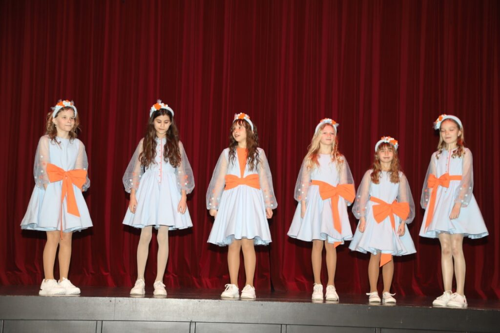 STRADU pagasta meiteņu vokālais ansamblis “AmArillis”.