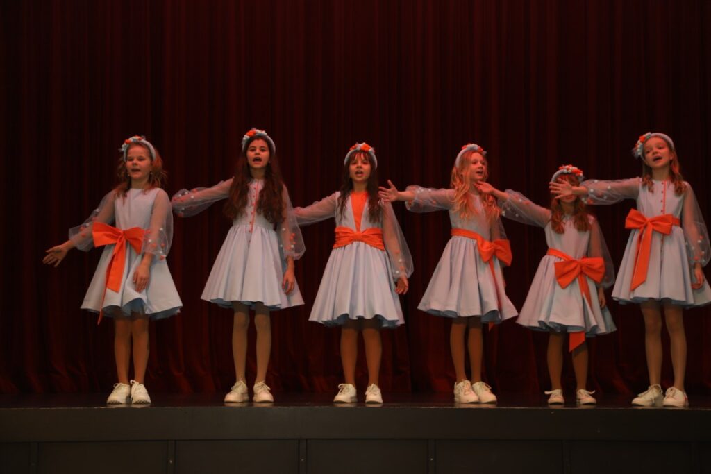 STRADU pagasta meiteņu vokālais ansamblis “AmArillis”.