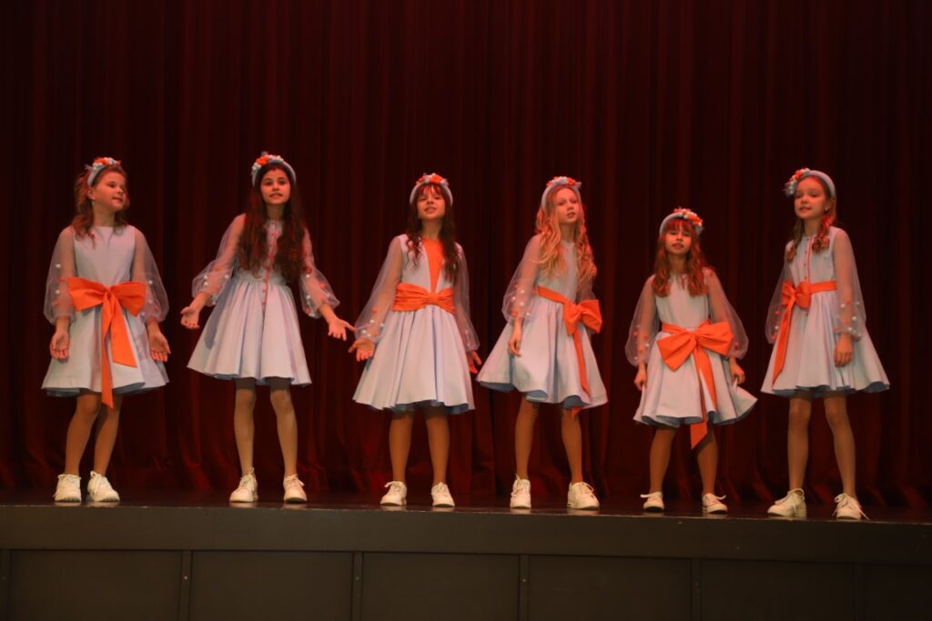 STRADU pagasta meiteņu vokālais ansamblis “AmArillis”.