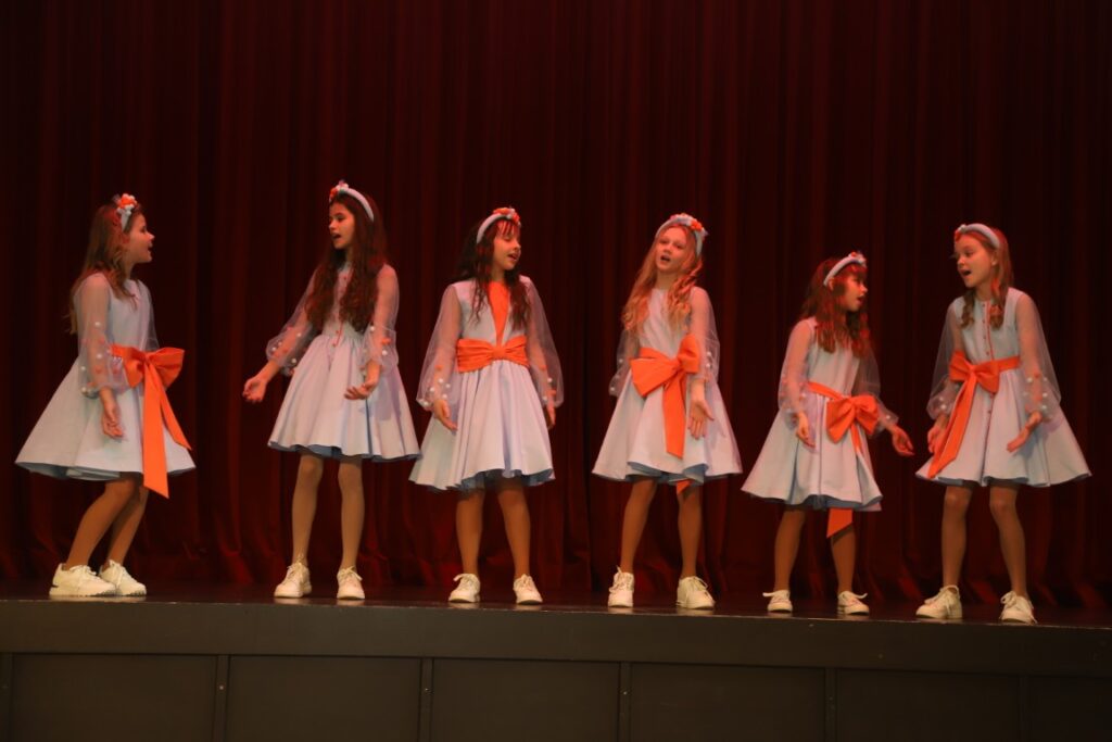 STRADU pagasta meiteņu vokālais ansamblis “AmArillis”.