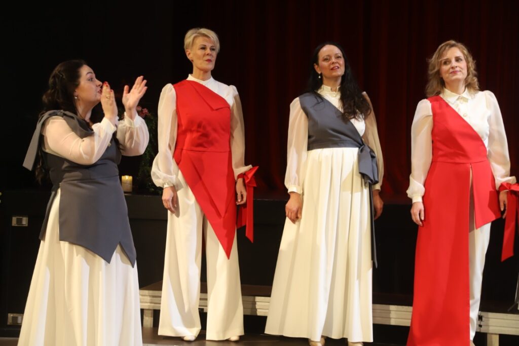 STRADU pagasta sieviešu vokālais ansamblis “Pieskāriens”.