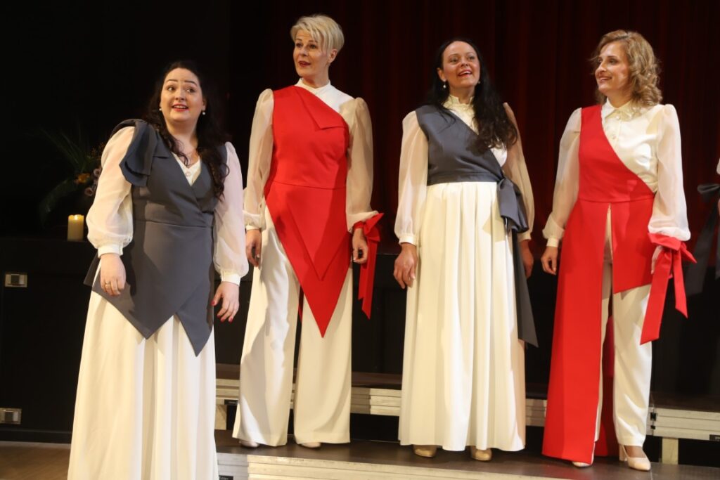 STRADU pagasta sieviešu vokālais ansamblis “Pieskāriens”.