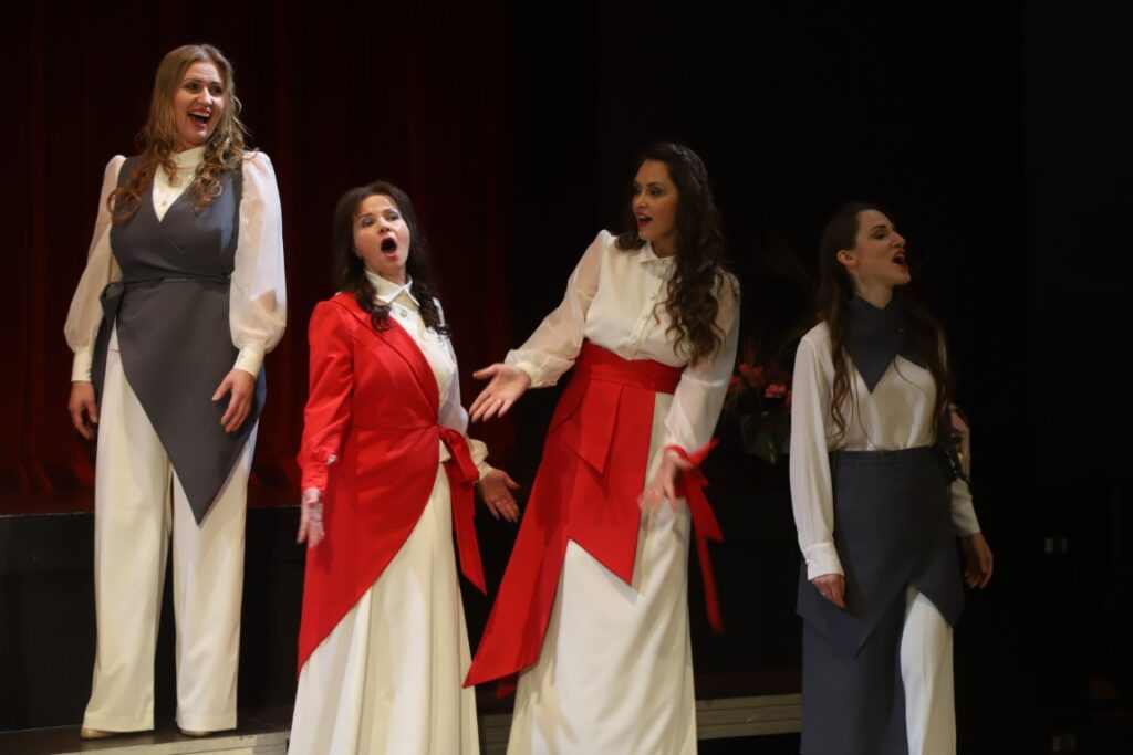 STRADU pagasta sieviešu vokālais ansamblis “Pieskāriens”.