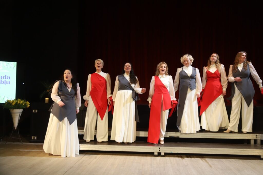 STRADU pagasta sieviešu vokālais ansamblis “Pieskāriens”.