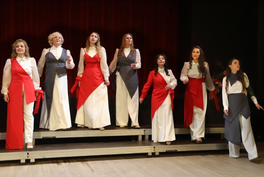 STRADU pagasta sieviešu vokālais ansamblis “Pieskāriens”.