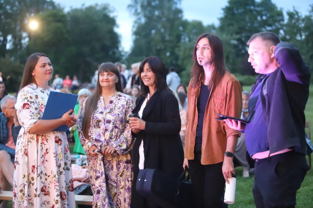 VAIRĀKI lizumnieši uz skatuves mēģināja atkārtot vai pat izdomāt jaunas maņu sajūtas saistībā ar Lizumu.
Autors: FOTO: GATIS BOGDANOVS