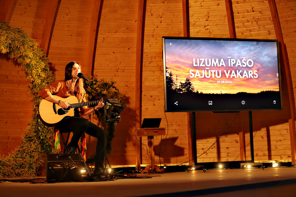 MŪZIĶA Riharda Saules akustiskais koncerts izraisīja lielas ovācijas.
Autors: FOTO: GATIS BOGDANOVS