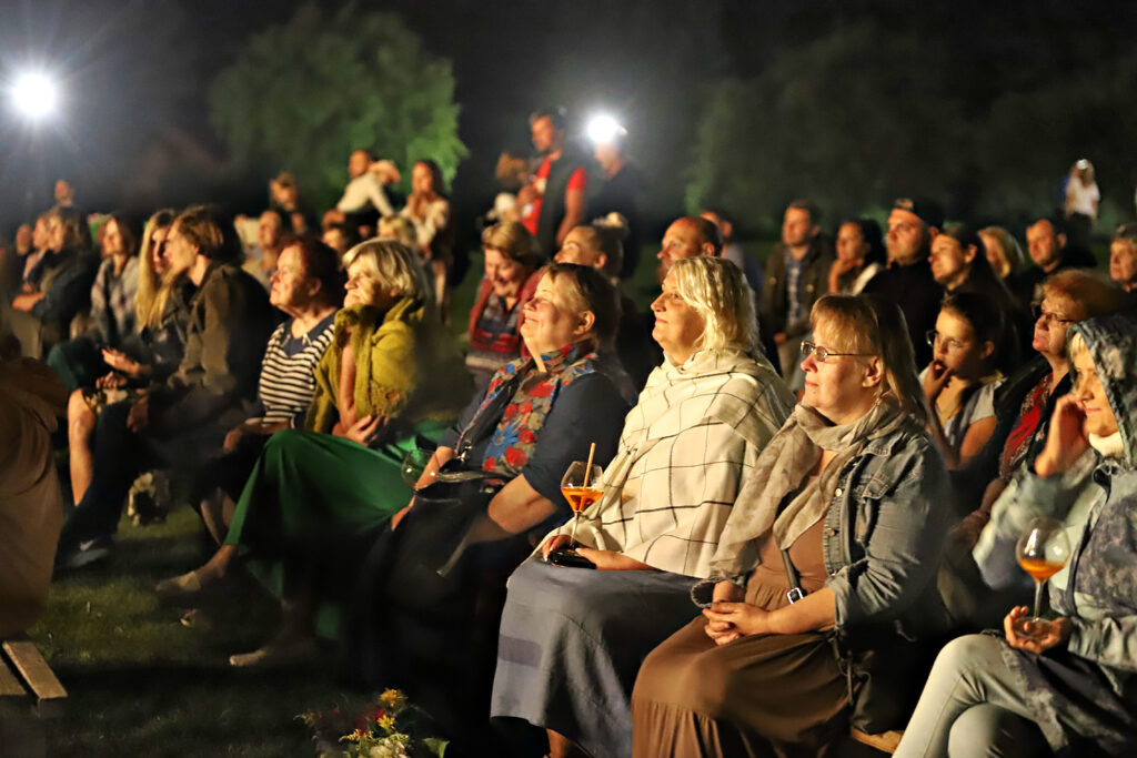 LIZUMA pagasta iedzīvotāji uz īsfilmas pirmizrādi bija sapulcējušies kuplā pulkā.
Autors: FOTO: GATIS BOGDANOVS