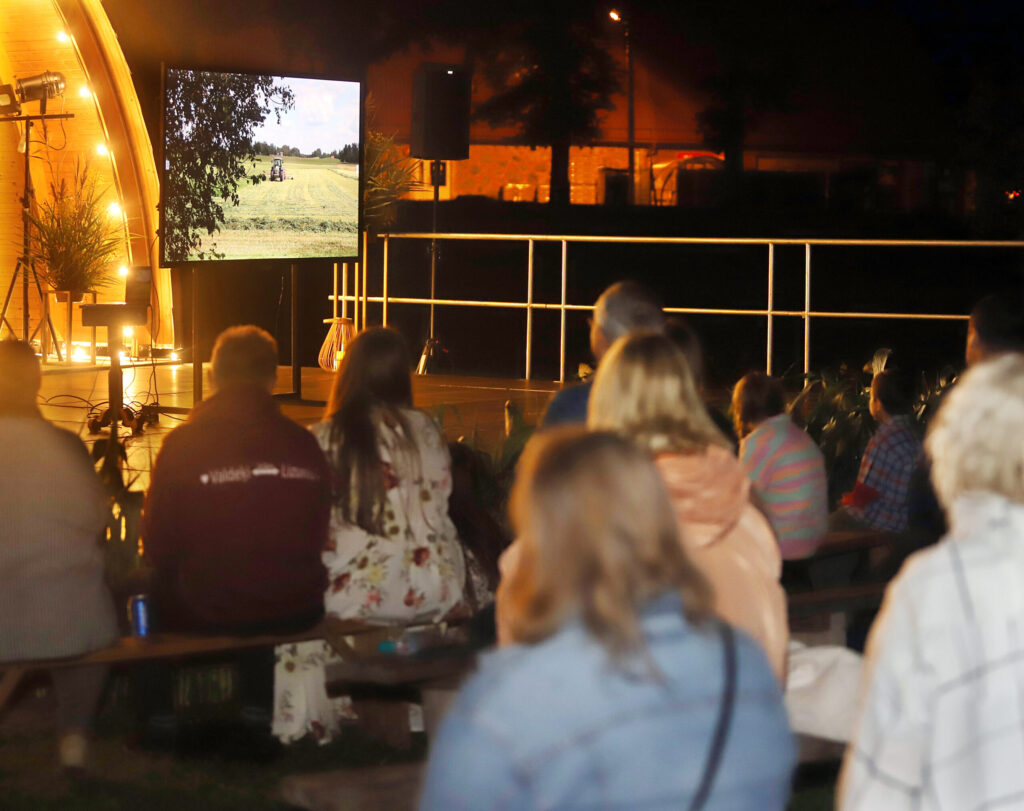 ĪSFILMU visu 17 minūšu garumā vietējie skatījās ar interesi, savstarpēji komentējot pazīstamākās vietas.
Autors: FOTO: GATIS BOGDANOVS