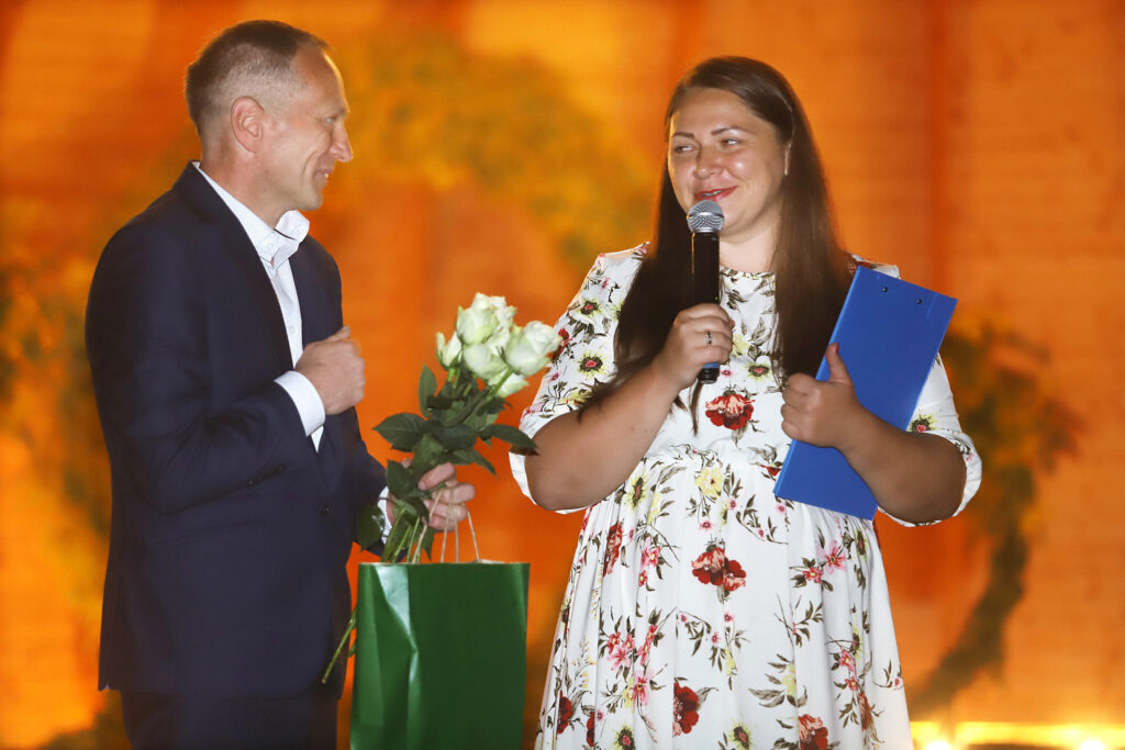 LIZUMA pagasta pārvaldes vadītājs Uģis Aigars atzinības vārdus par paveikto veltīja “Lizuma Tautskolas” vadītājai Dacei Mikulānei.
Autors: FOTO: GATIS BOGDANOVS
