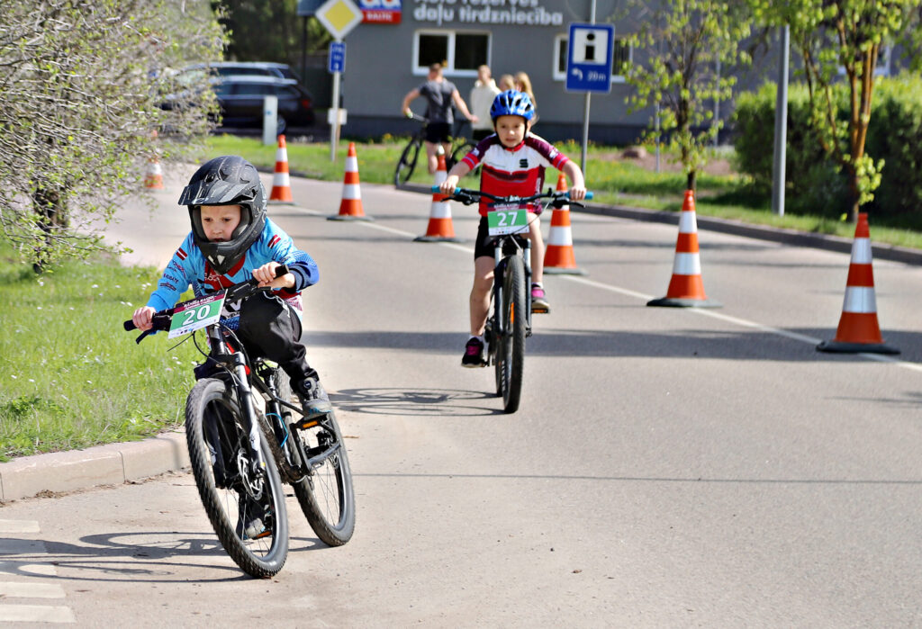LAI kādreiz apsteigtu bānīti, jāsāk trenēties no mazotnes, ko arī dara gulbenietis Valters Bumburs (Nr. 20).
Autors: Foto: Gatis Bogdanovs
