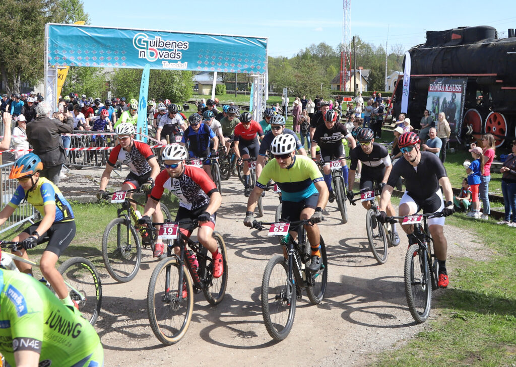 SACENSĪBĀS “Apsteidz tvaiku!” šogad startēja 125 dalībnieki, arī biedrības “VeloRīts” pārstāvji Kaspars Beitāns (Nr. 20) un Kaspars Brezinskis (Nr. 19).
Autors: Foto: Gatis Bogdanovs