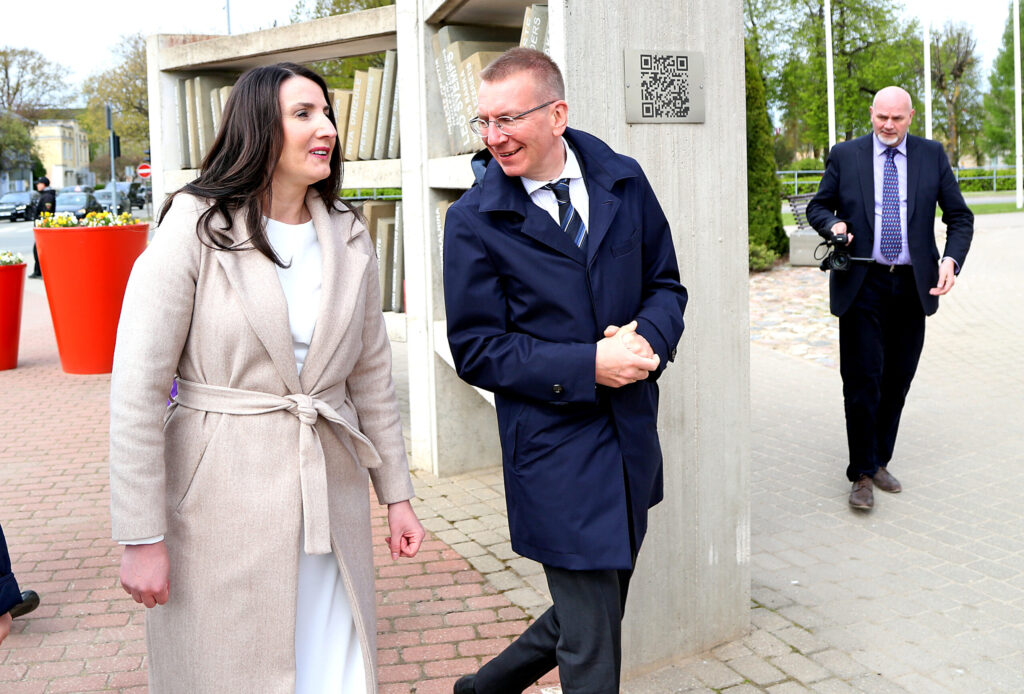 GULBENES novada bibliotēkas vadītāja Sabīne Jefimova, iepazīstinot Valsts prezidentu ar “Goda bibliotēku” mūsu novadniekiem, aicināja tālāk iekšā bibliotēkā.
Autors: Foto: Gatis Bogdanovs
