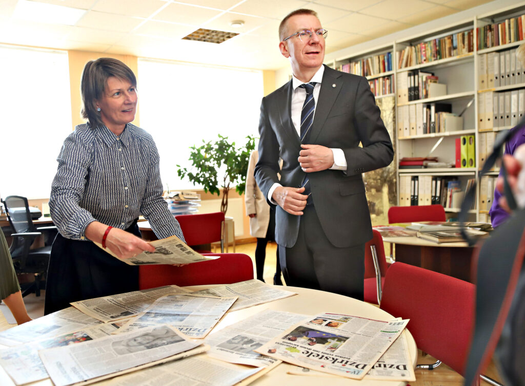 NOVADPĒTNIECĪBAS lasītavā Valsts prezidentam bija iespēja ielūkoties un uzzināt no novadpētniecības lasītavas galvenās bibliotekāres Ineses Kalējas, ko pirms 20 gadiem rakstīja vietējā prese – “Dzirkstele”.
Autors: Foto: Gatis Bogdanovs
