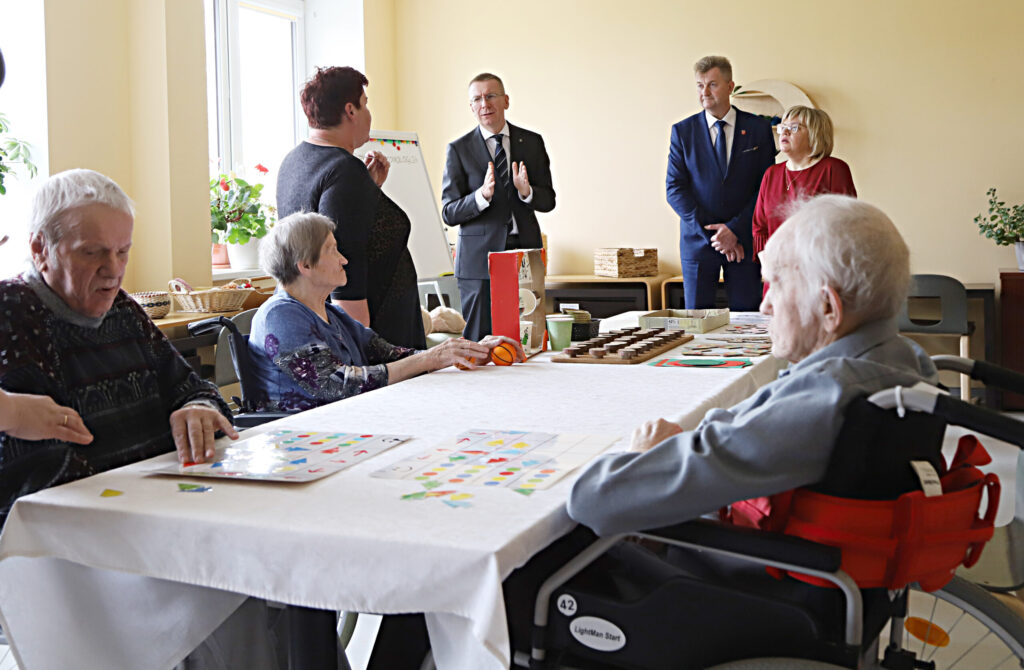 VALSTS prezidents tiek iepazīstināts, kā sociālie rehabilitētāji strādā ar senioriem. Nodarbības notiek katru dienu.
Autors: Foto: Gatis Bogdanovs