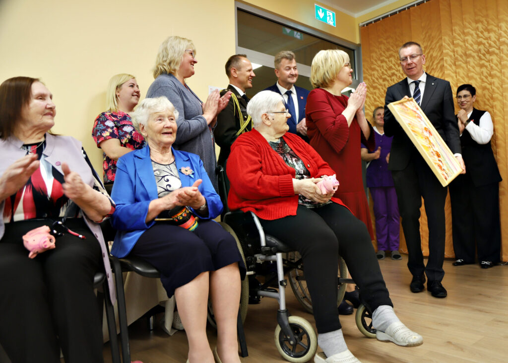 VALSTS prezidents saņēma dāvanā gleznu no sociālās aprūpes centra “Jaungulbenes Alejas”.
Autors: Foto: Gatis Bogdanovs